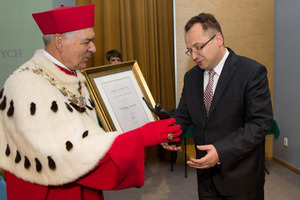 Ilustracja: Prof. Krankowski otrzymał statuetkę Nicolaus Copernicus <br />
Rektor UWM prof. Ryszard Górecki i prof. Andrzej Krankowski (fot. Janusz Pająk; UWM)