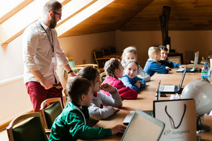 Ilustracja: Warsztaty w OPEGIEKA: z kompasem, mapą i w okularach VR
