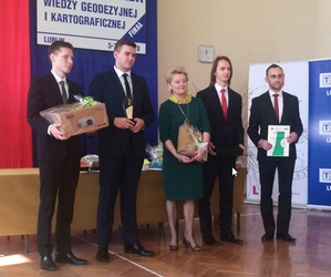 Ilustracja: Po raz trzeci lubelska drużyna górą! [aktualizacja] <br />
Zwycięska drużyna PSBiG w Lublinie wraz z dyrektor (w środku) i opiekunem (z prawej)