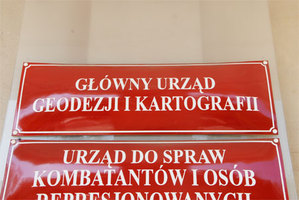 Ilustracja: Posłowie zaniepokojeni zmianami kadrowymi w GUGiK