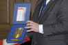 Ilustracja: <b class=pic_title>Bałtycki Kongres Geodezyjny</b> <br />
<br />
<b class=pic_description>Benefis prof. Żaka: prezent od pracowników Uniwersytetu Rolniczego w Krakowie ? pozłacany ryngraf</b> <br />
<br />
<b class=pic_author>fot.  Damian Czekaj</b><br />
<br />
