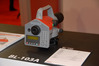 Ilustracja: <b class=pic_title>Targi INTERGEO 2013: tachimetry, niwelatory i GNSS</b> <br />
<br />
<b class=pic_description>Pierwszy niwelator kodowy w ofercie japońskiego Pentaxa. Wkrótce ma trafić na polski rynek. Cechuje go m.in. luneta z powiększeniem 32x, duży wyświetlacz, pojemna bateria pozwalająca na 24 godziny pracy oraz dokładność pomiaru 0,3 lub 0,7 mm/km podwójnej niwelacji</b> <br />
<br />
<b class=pic_author>fot.  Jerzy Królikowski</b><br />
<br />
