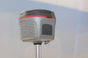 Ilustracja: <b class=pic_title>Intergeo 2018: tachimetry i odbiorniki GNSS</b> <br />
<br />
<b class=pic_description>Znana polskim użytkownikom Kolida K9Plus+ przeszła małą metamorfozę. Zamontowano w niej najnowszą płytę Trimble BD990, posiada slot na dwie baterie, a także dodatkową baterię wbudowaną w tyczkę pozwalającą na dodatkowe 5-6 godzin pracy. Odbiornik ma być sprzedawany z nowym oprogramowaniem polowym SurvX dla Androida</b> <br />
<br />
<b class=pic_author>fot.  Jerzy Królikowski</b><br />
<br />
