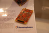 Ilustracja: <b class=pic_title>Targi INTERGEO 2013: tachimetry, niwelatory i GNSS</b> <br />
<br />
<b class=pic_description>Hemisphere P307 ? ponoć najmniejsza dwuczęstotliwościowa płyta satelitarna OEM. Na 374 kanałach śledzi wszystkie dostępne systemy satelitarne. Wkrótce ma się doczekać pierwszych wdrożeń</b> <br />
<br />
<b class=pic_author>fot.  Jerzy Królikowski</b><br />
<br />
