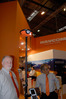 Ilustracja: <b class=pic_title>Targi INTERGEO 2013: tachimetry, niwelatory i GNSS</b> <br />
<br />
<b class=pic_description>NavCom S3040. Dzięki śledzeniu satelitarnych poprawek StarFire nawet 15 minut po utracie fiksa może prowadzić pomiary z dokładnością odpowiadającą technologii RTK, i to także z wykorzystaniem satelitów GLONASS. Możliwe są pomiary o dokładności 5 cm bez ograniczeń czasowych. Wszystko to w cenie odbiornika. Więcej o tym zestawie w październikowym GEODECIE </b> <br />
<br />
<b class=pic_author>fot.  Jerzy Królikowski</b><br />
<br />
