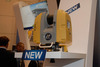 Ilustracja: <b class=pic_title>Targi INTERGEO 2013: skanery i fotogrametria</b> <br />
<br />
<b class=pic_description>Nowy skaner Topcona. Tak nowy, że przez pierwsze dwa dni targów producent nie zdradzał nawet jego nazwy. Podawał jedynie, że ?znacznie przewyższa pod wszelkimi względami model Leica ScanStation C10, a pod kilkoma także Leica P20?. Teraz już wiadomo, że urządzenie nazywa się GLS-2000, ma zasięg 350 metrów, I klasę bezpieczeństwa lasera oraz podwójny kompensator. Do sprzedaży wejdzie na początku przyszłego roku</b> <br />
<br />
<b class=pic_author>fot.  Jerzy Królikowski</b><br />
<br />
