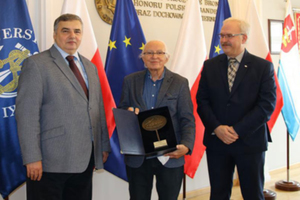 Ilustracja: Prof. Jerzy Rogowski zasłużony dla nawigacji <br />
Nagrodę prof. Jerzemu Rogowskiemu (w środku) wręczyli: rektor UMG, członek Zarządu PFN prof. Adam Weintrit (z lewej) oraz przewodniczący Zarządu PFN dr hab. Krzysztof Czaplewski (z prawej)