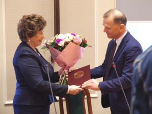 Ilustracja: Prof. Maciejewska przeszła na emeryturę <br />
Prof. Alina Maciejewska i dziekan WGiK PW dr hab. Janusz Walo (fot. dr Radosław Rogoziński, WGiK PW)