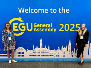 Ilustracja: Naukowcy z WGGiIŚ AGH na konferencji EGU w Wiedniu <br />
Mgr inż. Magdalena Łucka i mgr inż. Katarzyna Januchta