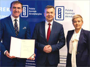 Ilustracja: Od tego roku pracami Polskiej Komisji Akredytacyjnej kieruje związany z geodezją prof. Uriasz <br />
Od lewej: Prof. Janusz Uriasz, minister Dariusz Wieczorek oraz wiceminister Maria Mrówczyńska