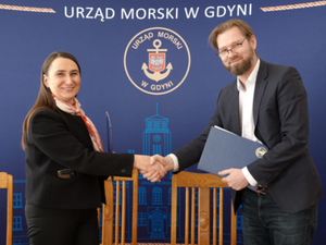 Ilustracja: 1,2 mln zł na monitoring trzcinowisk <br />
Podpisanie umowy: wicedyrektor UM w Gdyni Barbara Olczyk oraz prezes OPEGIEKA Adam Augustynowicz