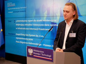 Ilustracja: Geo-System odebrał nagrodę ministra za automatyczne raporty <br />
Prezes Geo-Systemu Zbigniew Malinowski