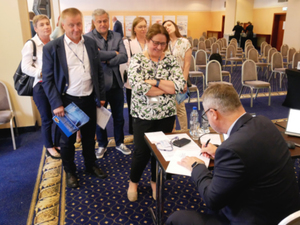 Ilustracja: O automatyzacji i zasobie na konferencji w Jachrance <br />
Waldemar Izdebski podpisuje swoją najnowszą książkę (fot. DC)